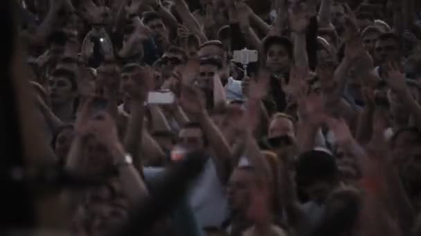 ST. PETERSBURG, RUSIA - 15 DE AGOSTO DE 2015: 20 años de Radio Record. Gente en conciertos bailando, aplaudiendo, disparando — Vídeos de Stock