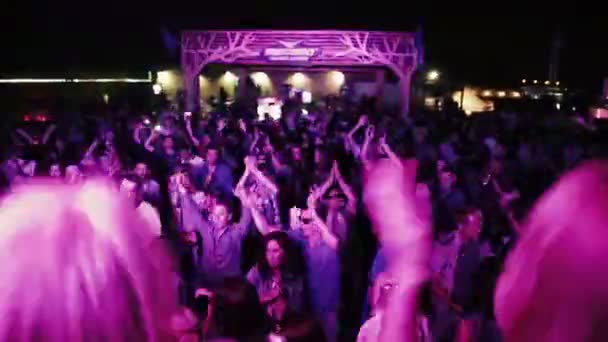 MOSCOW, RUSSIA - AUGUST 15, 2015: 20 years of Radio Record. Crowd dancing at beach night party — Stock Video