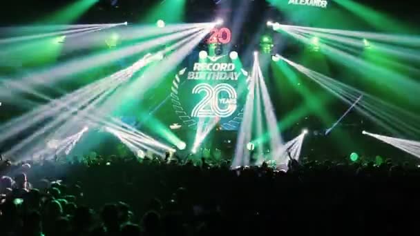 Moskou, Rusland-15 augustus 2015:20 jaar radio record. Stage Spotlight show met groene laserstralen. DJ spelen — Stockvideo
