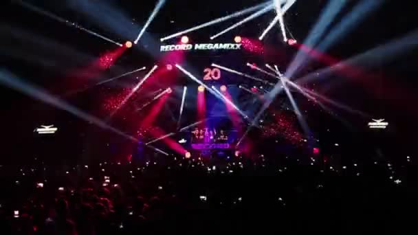 Moskva, Ryssland-15 augusti, 2015:20 år av radio rekord. Stage Spotlight lasershow, konfetti, rök, brand — Stockvideo