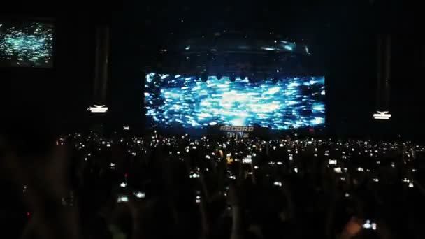 Moskova, Rusya - 15 Ağustos 2015: 20 yıllık Radyo Kaydı. Konser salonunda karanlıkta parlayan cep telefonu — Stok video