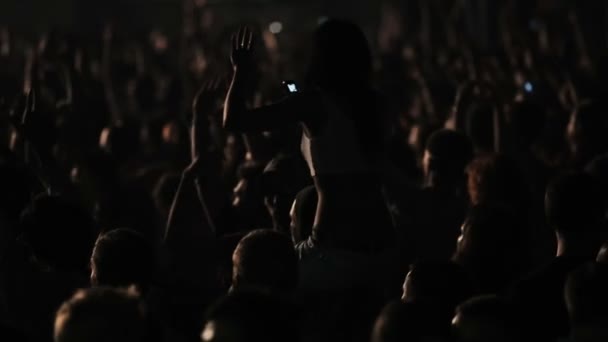 MOSCOU, RUSSIE - 15 AOÛT 2015 : 20 ans de Radio Record. Fille dansant sur les épaules du gars au concert — Video