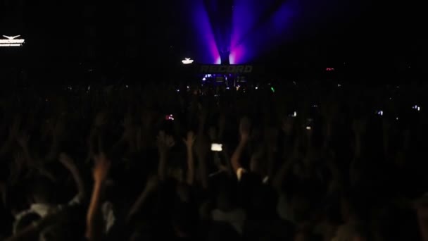 Moskova, Rusya - 15 Ağustos 2015: 20 yıllık Radyo Kaydı. Konserde dans eden bir kalabalık var. Dj çalma — Stok video