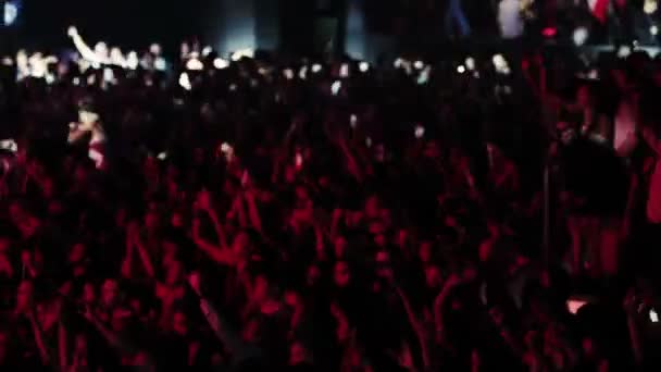 MOSCÚ, RUSIA - 15 de agosto de 2015: 20 años de registro radiofónico. Multitud de personas levantaron las manos en concierto — Vídeo de stock