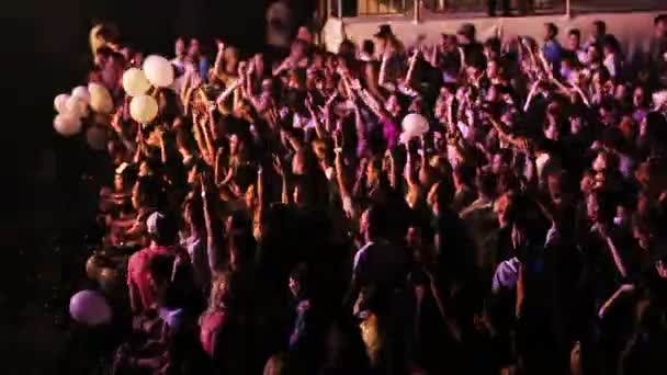 モスクワ、ロシア - 8月 15, 2015: ラジオレコードの20年.コンサートで手を挙げた人の群衆 — ストック動画