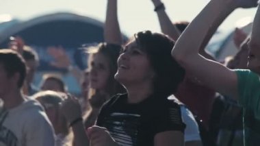 St. Petersburg, Rusya - 15 Ağustos 2015: 20 yıllık Radyo Kaydı. Kalabalık ellerini kaldırSın, partide dans eder. Yavaş çekim