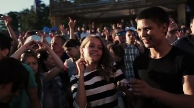 St. Petersburg, Rusya - 15 Ağustos 2015: 20 yıllık Radyo Kaydı. Kalabalık dansı, partiye atlama. Yavaş çekim