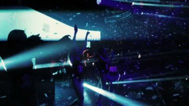 Moskova, Rusya - 15 Ağustos 2015: 20 yıllık Radyo Kaydı. Konfeti payetler go-go kız dansçılar düşen