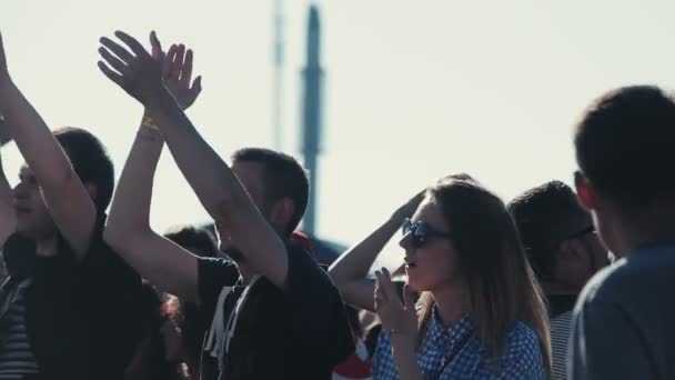 ST. PETERSBURG, RUSIA - 15 DE AGOSTO DE 2015: 20 años de Radio Record. La multitud levanta las manos, baila en la fiesta. Movimiento lento — Vídeos de Stock