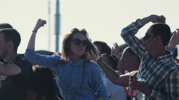 ST. PETERSBURG, RUSSIE - 15 AOÛT 2015 : 20 ans de Radio Record. La fille lève les mains, danse à la fête. Mouvement lent — Video