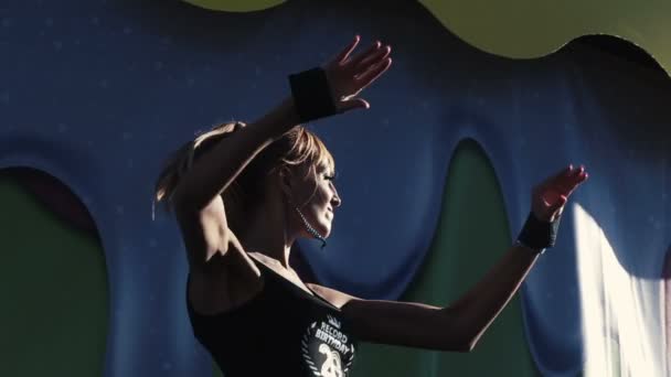 Sankt Petersburg, Rosja-15 sierpnia 2015:20 lat radia Record. Tancerz Gogo na scenie w seksownej bieliźnie. Zwolnionym — Wideo stockowe