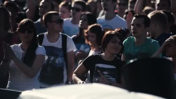 Санкт-ПЕТЕРСБУРГ, РОССИЯ - 15 августа 2015 года: 20 лет радио Record. Толпа поднимает руки, танцует на вечеринке. Медленное движение — стоковое видео