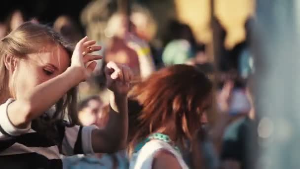 ST. PETERSBURG, RUSSIA - AUGUST 15, 2015: 20 years of Radio Record. Girl in striped sweater dancing, jump with crowd — Stock Video