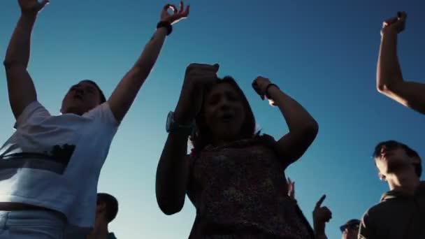 ST. PETERSBURG, RUSSIE - 15 AOÛT 2015 : 20 ans de Radio Record. La foule lève les mains et danse à la fête d'été — Video