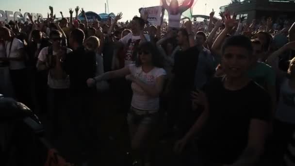 Санкт-Петербург, Росія-15 серпня 2015:20 років радіо рекорд. Натовп підняти руки і танцювати на літній вечірці — стокове відео