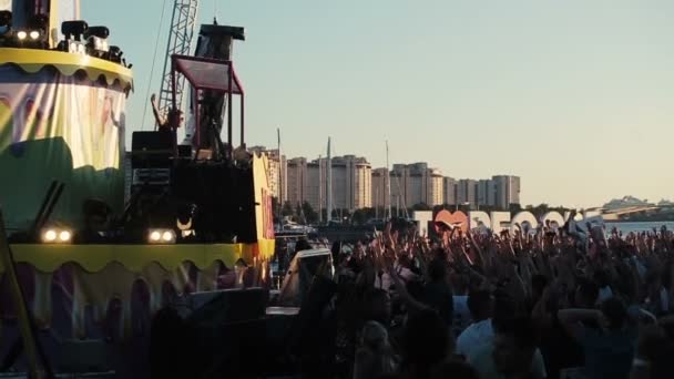 ST. PETERSBURG, RÚSSIA - 15 de agosto de 2015: 20 anos de registro de rádio. Dj no palco, canhão de vapor. Movimento lento — Vídeo de Stock