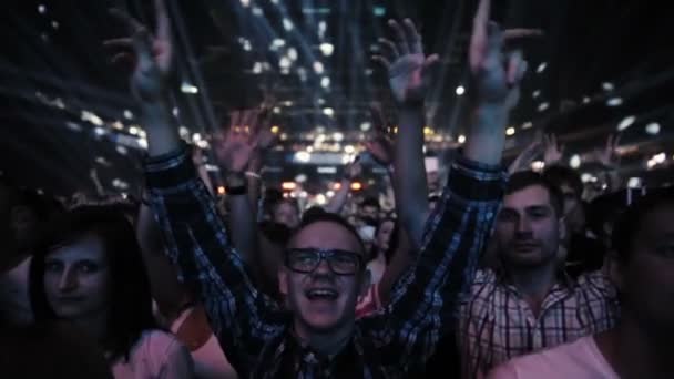 MOSCOW, RÚSSIA - 15 de agosto de 2015: 20 anos de registro de rádio. A multidão levanta as mãos e dança. Movimento lento — Vídeo de Stock