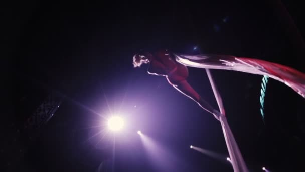 MOSCOU, RUSSIE - 15 AOÛT 2015 : 20 ans de Radio Record. Soies aériennes Figured acrobat girl au concert — Video