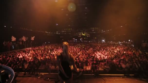 Moskva, Rusko-15. srpna 2015:20 let rozhlasových záznamů. DJ, go-go děvčata na jevišti. Taneční davy — Stock video