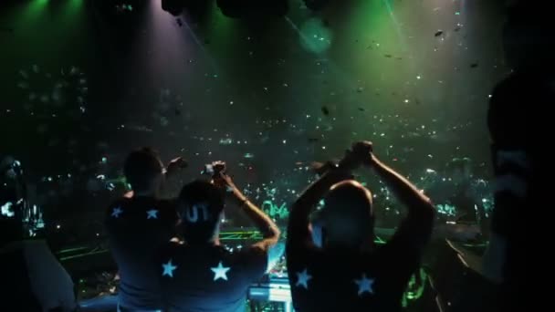 MOSCA, RUSSIA - 15 AGOSTO 2015: 20 anni di Radio Record. Confetti paillettes tempesta in concerto — Video Stock