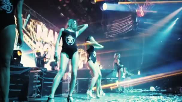 MOSCA, RUSSIA - 15 AGOSTO 2015: 20 anni di Radio Record. Le Go-Go Girls si esibiscono al palco dello stadio. Prestazioni — Video Stock