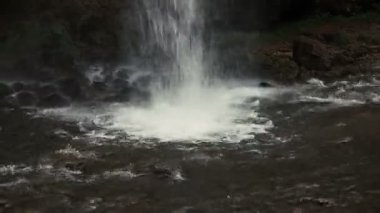 Dağlarda küçük bir şelale