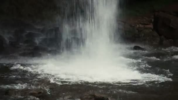 Een kleine waterval in de bergen — Stockvideo