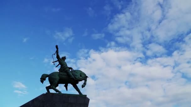 Floating clouds over monument of Salavat Yulayev — Stock Video