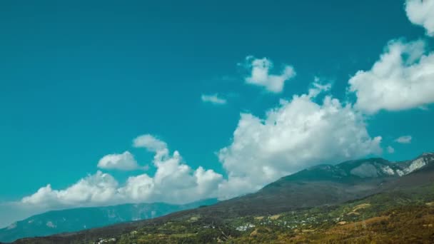 Cumulus nuvens sobre a montanha na Crimeia. Prazo de validade — Vídeo de Stock