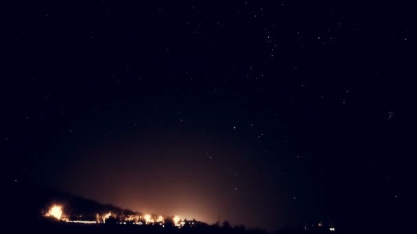 Stjärnhimmel ovanför staden. Timelapse fallande stjärnor. — Stockvideo