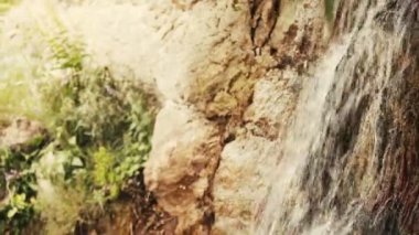 Dağlarda küçük bir şelale