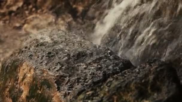 Une petite cascade dans les montagnes — Video