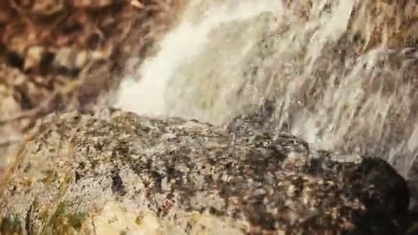 Een kleine waterval in de bergen — Stockvideo