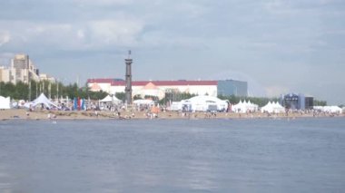 Deniz gelgit plaja yakın gün batımında