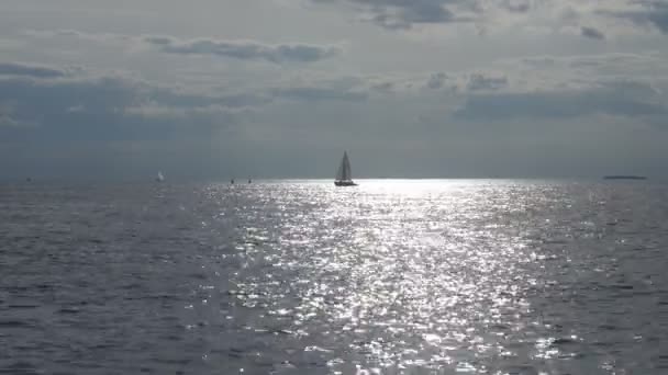 Au coucher du soleil le navire par flotteurs de mer — Video