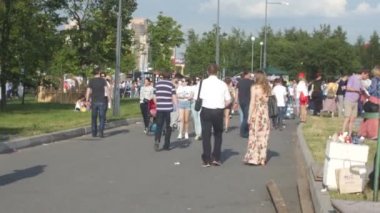 St. Petersburg, Rusya - 18 Temmuz 2015: Vk Fest. Parkta yürümek kadar kolay insanlar ve bir patika üzerinde gitmek