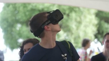 St. Petersburg, Rusya - 18 Temmuz 2015: Vk Fest. Adam sanal gerçeklik oyunu Oculus yarık ile oynar.