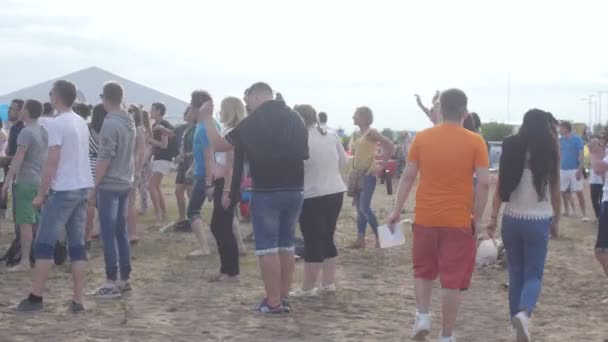 ST. PETERSBURG, RÚSSIA - 18 de julho de 2015: VK FEST. Festa de praia ao ar livre com música e djs. Pessoas dançando na praia na areia . — Vídeo de Stock