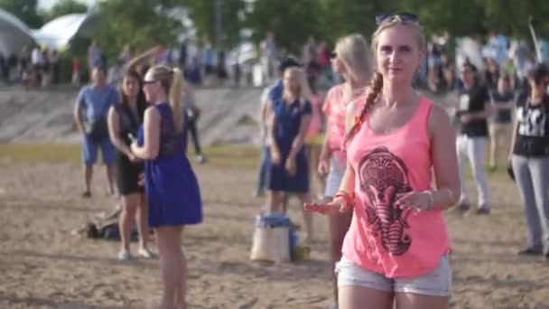 Sankt Petersburg, Rosja-18 lipca, 2015: VK Fest. Dziewczyny i chłopcy tańczą na letniej imprezie na plaży — Wideo stockowe