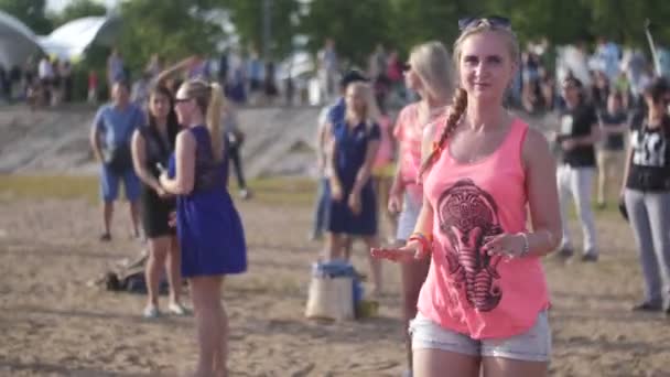 ST. PETERSBURG, RUSSIA - JULY 18, 2015: VK FEST. Girls and boys dancing on summer beach party — Stock video