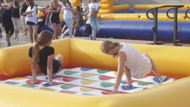 St. Petersburg, Rusland-18 juli 2015: VK Fest. Meisjes spelen op de trampoline Twister — Stockvideo