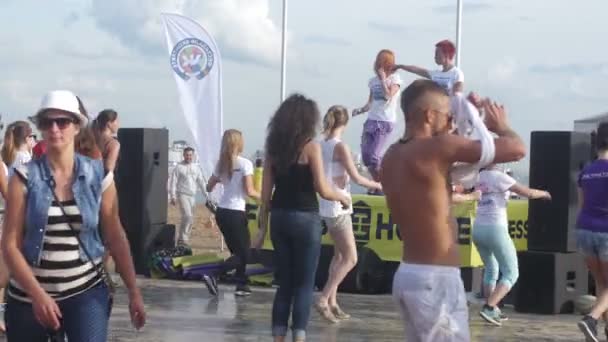 ST. PETERSBURG, RUSIA - 18 DE JULIO DE 2015: VK FEST. Baile de fitness en la playa con entrenador — Vídeo de stock
