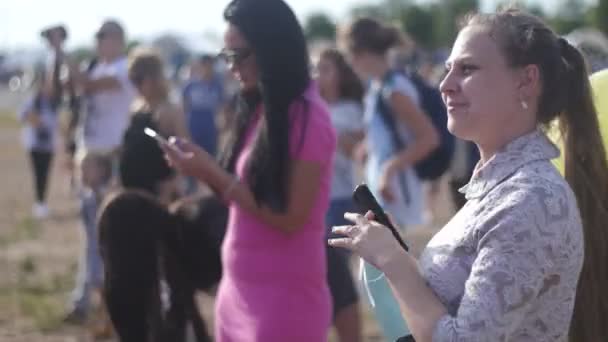 ST. PETERSBURG, RÚSSIA - 18 de julho de 2015: VK FEST. Menina com balões e uma menina em um vestido roxo dançando em uma festa na praia — Vídeo de Stock