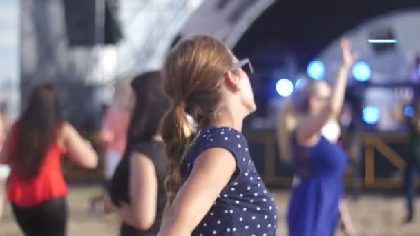 St. Petersburg, Rusland-18 juli 2015: VK Fest. Meisje in een korte rok dansen op een strand feestje — Stockvideo