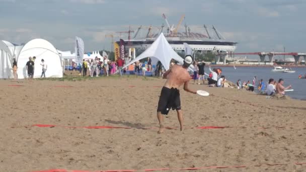 ST. PETERSBURG, RUSSIA - 18 LUGLIO 2015: VK FEST. Due ragazzi che giocano a frisbee sulla spiaggia in estate . — Video Stock