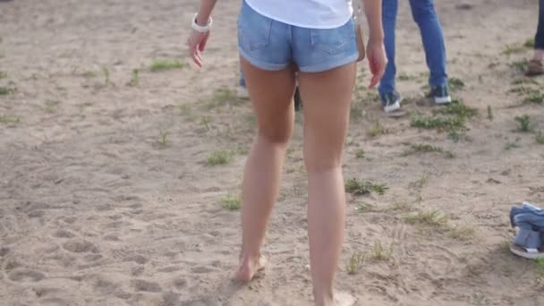 ST. PETERSBURG, RÚSSIA - 18 de julho de 2015: VK FEST. Menina sexy em shorts jeans dançando na festa na praia . — Vídeo de Stock