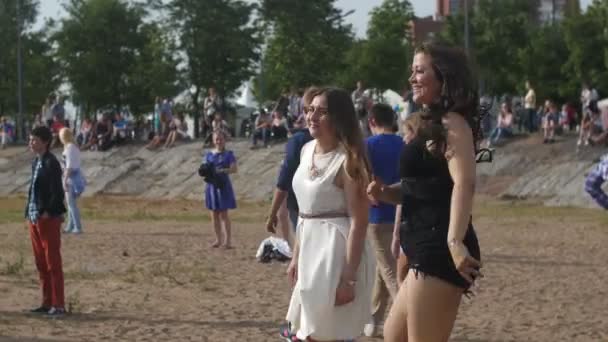 ST. PETERSBURG, RUSSIA - JULY 18, 2015: VK FEST. Girls and boys dancing on summer beach party — Stock video