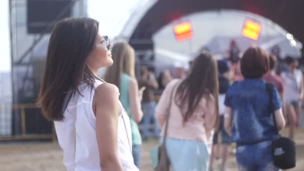 ST. PETERSBURG, RÚSSIA - 18 de julho de 2015: VK FEST. Menina sexy em shorts jeans dançando na festa na praia . — Vídeo de Stock