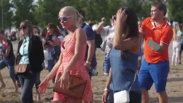 ST. PETERSBURG, RUSIA - 18 DE JULIO DE 2015: VK FEST. Chicas en pantalones cortos y vestidos y niños bailando en la playa de verano música disco dj — Vídeo de stock