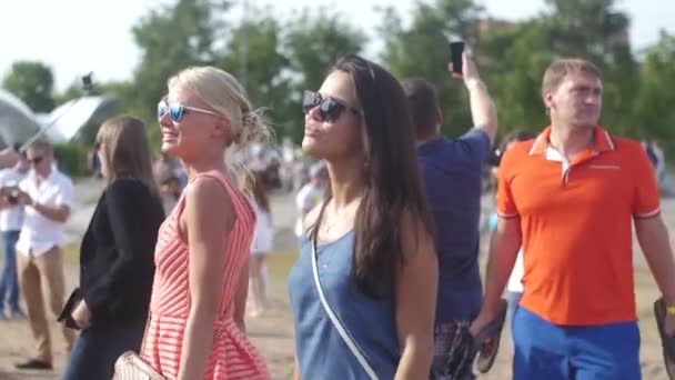 Sankt Petersburg, Rosja-18 lipca, 2015: VK Fest. Dziewcząt w szorty i sukienki i chłopców taniec na lato Plaża Disco Muzyka DJ — Wideo stockowe